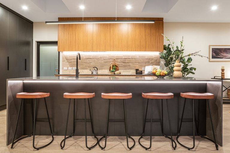 Photo of property in 77 Paremata Road, Paremata, Porirua, 5024