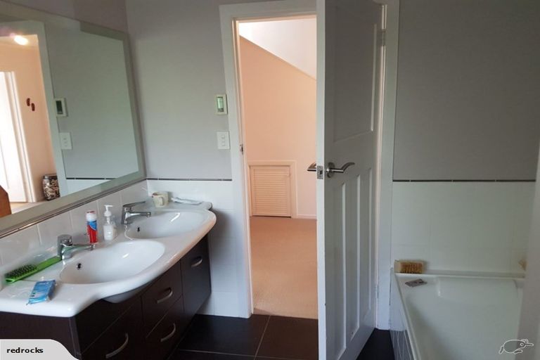 Photo of property in 42 Fortification Road, Karaka Bays, Wellington, 6022