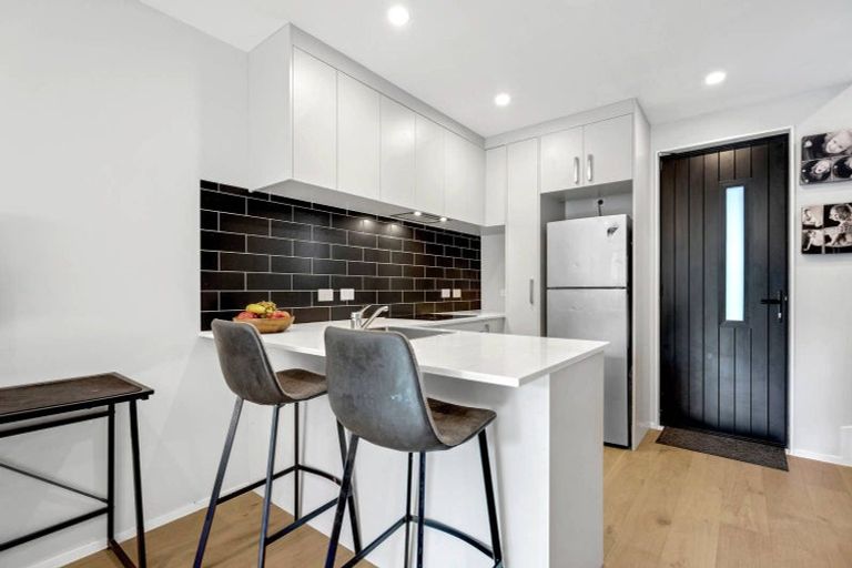 Photo of property in 27 Tokai Place, Glen Eden, 0602