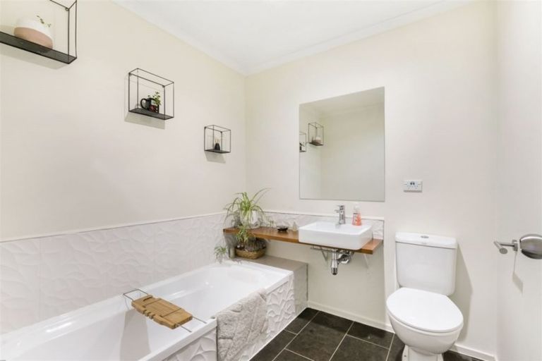 Photo of property in 11/4 Keeling Road, Henderson, Auckland, 0612