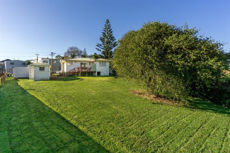 Photo of property in 4 Pomelo Road, Te Atatu South, Auckland, 0610