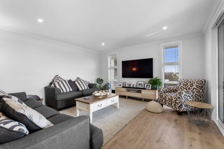 Photo of property in 32 Omahuru Road, Glenbrook, 2681