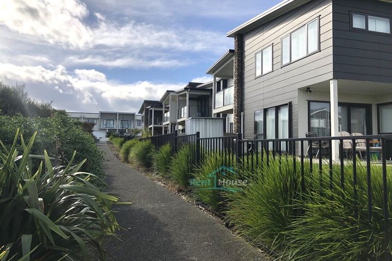 Photo of property in 4/60 Hayfield Way, Karaka, Papakura, 2580