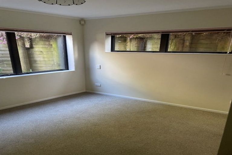 Photo of property in 8 Kirkdale Place, Northcross, Auckland, 0632