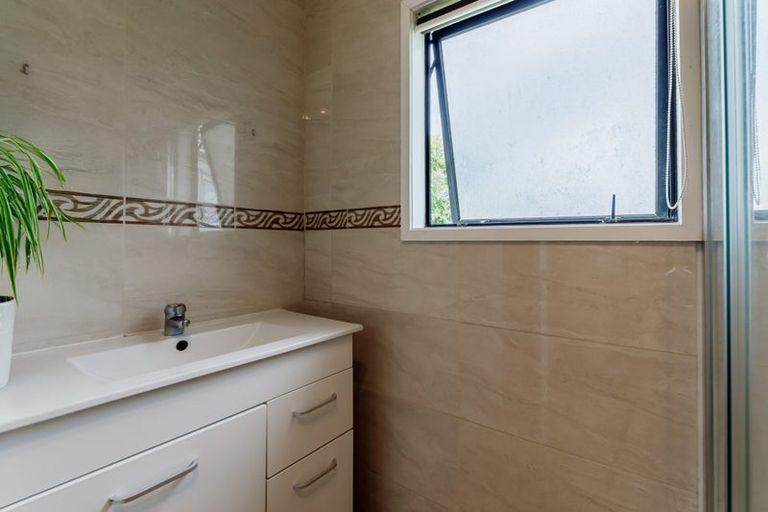 Photo of property in 17 Dungarvon Place, Clendon Park, Auckland, 2103