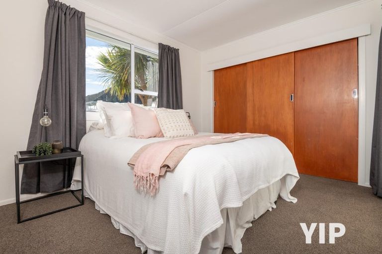 Photo of property in 9 Omega Street, Newlands, Wellington, 6037