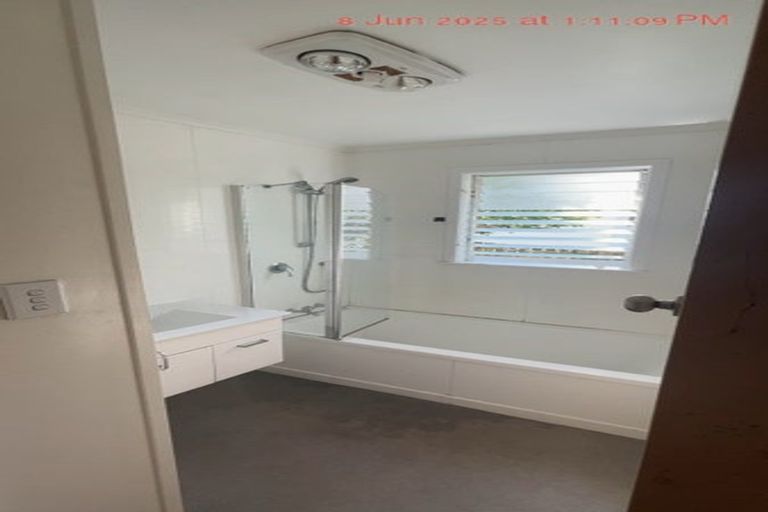 Photo of property in 1/128 Triangle Road, Massey, Auckland, 0614