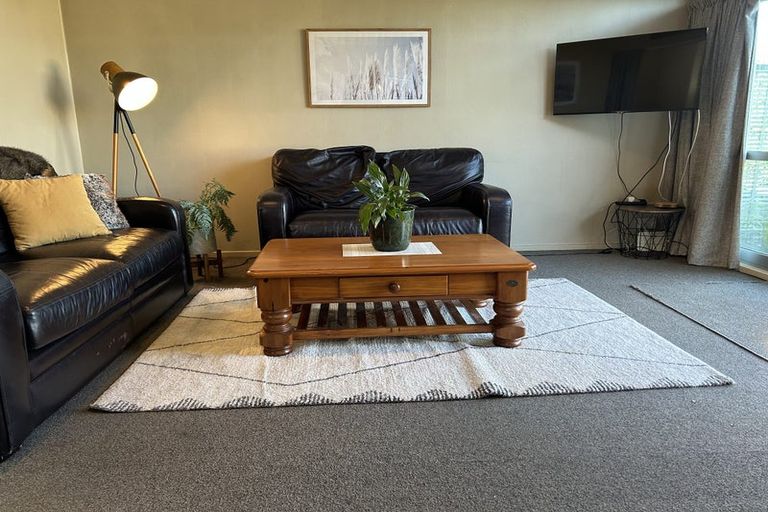 Photo of property in 2/12 Gradwell Place, Two Mile Bay, Taupo, 3330