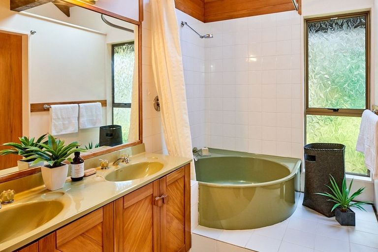 Photo of property in 405a Paekakariki Hill Road, Paekakariki Hill, Porirua, 5381