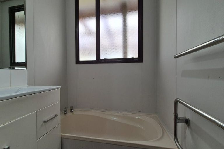 Photo of property in 1/29 Devonshire Road, Unsworth Heights, Auckland, 0632