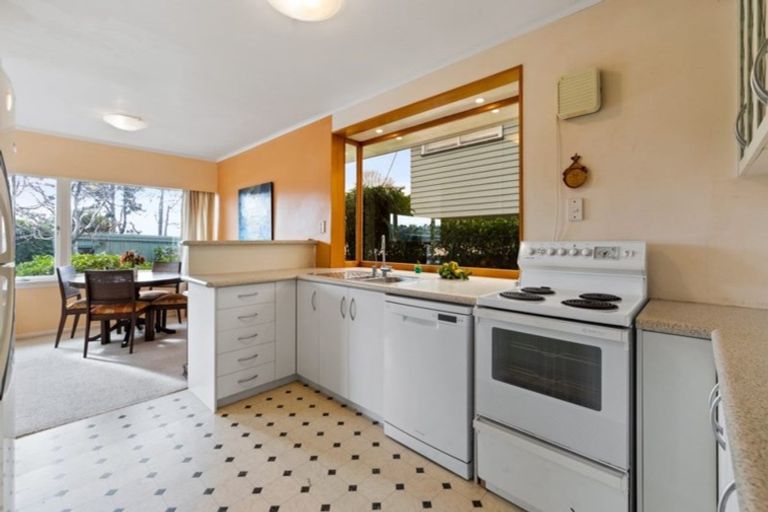 Photo of property in 10 Chapman Road, Te Atatu Peninsula, Auckland, 0610