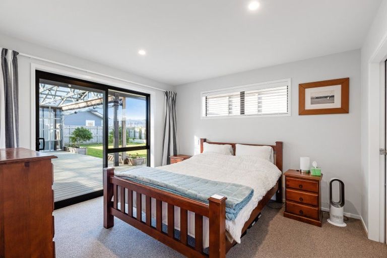 Photo of property in 17 Cyprus Place, Fitzherbert, Palmerston North, 4410