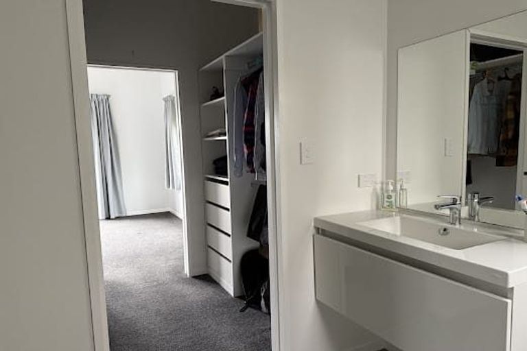 Photo of property in 12a Warrington Grove, Newlands, Wellington, 6037