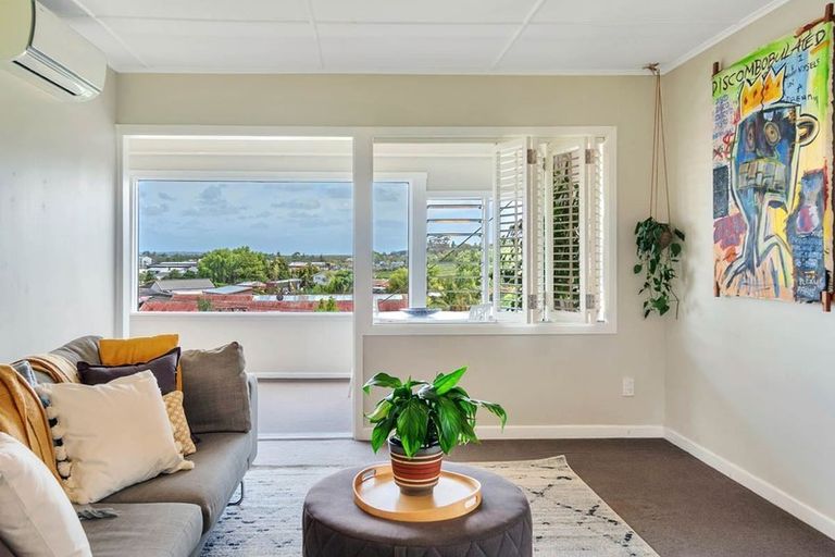 Photo of property in 15 Awaroa Road, Helensville, 0800