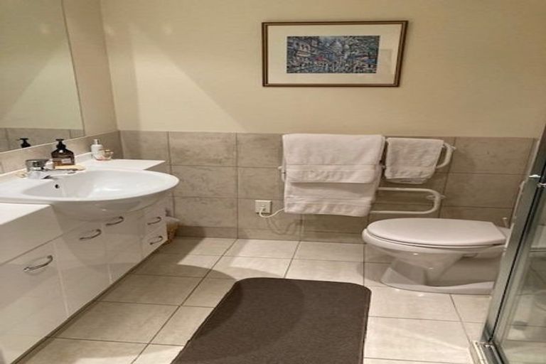 Photo of property in 8a/5 Kent Terrace, Mount Victoria, Wellington, 6011