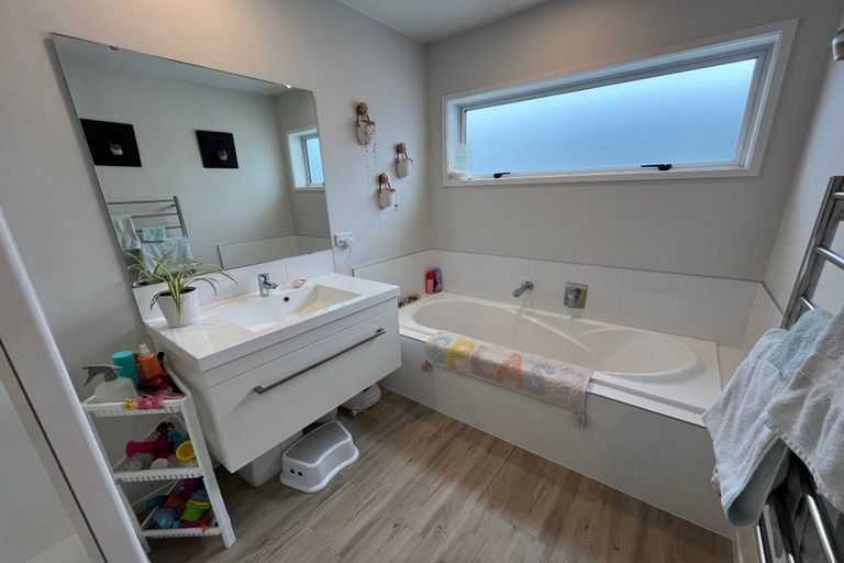 Photo of property in 8 Ruhanui Lane, Pakuranga Heights, Auckland, 2010