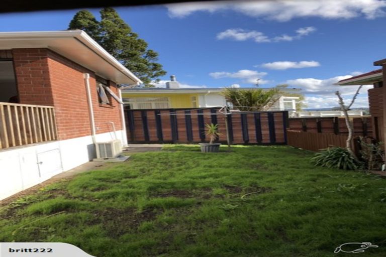 Photo of property in 28a Renata Crescent, Te Atatu Peninsula, Auckland, 0610