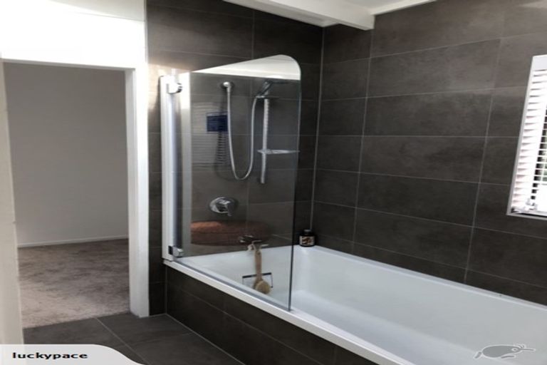 Photo of property in 2/99 Konini Road, Titirangi, Auckland, 0604