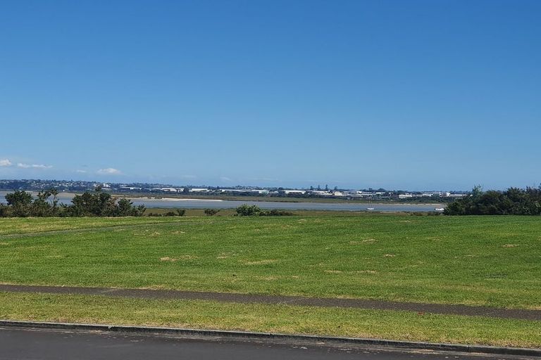 Photo of property in 10 Longbush Road, Te Atatu Peninsula, Auckland, 0610