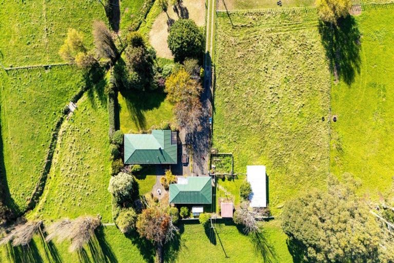 Photo of property in 44 Rawhitiroa Road, Eltham, 4322