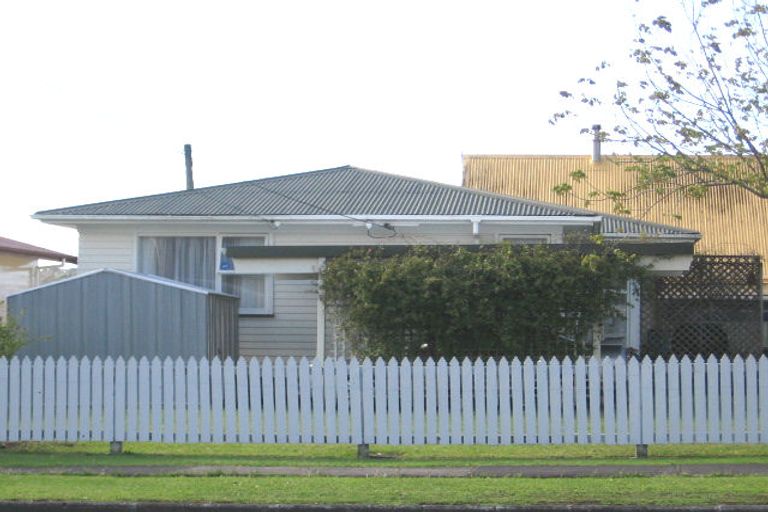 Photo of property in 30 Larnoch Road, Henderson, Auckland, 0610