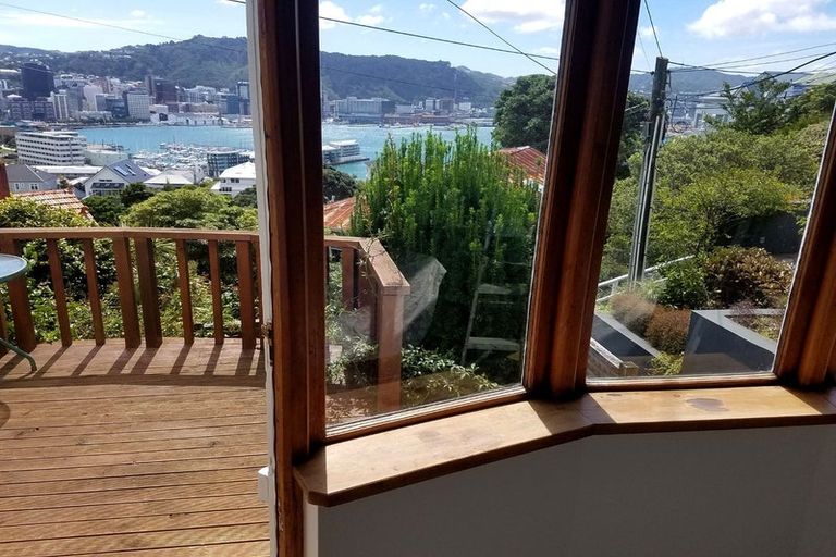 Photo of property in 27 Shannon Street, Mount Victoria, Wellington, 6011