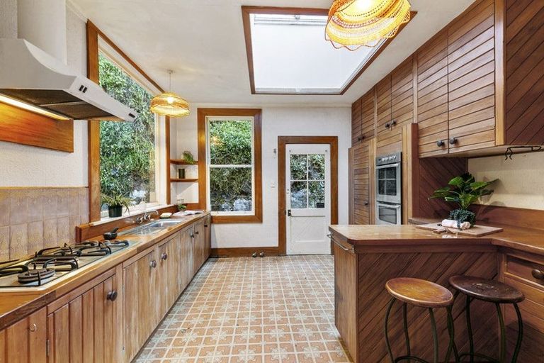 Photo of property in 61 Garden Road, Northland, Wellington, 6012