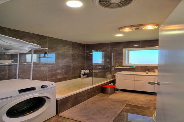 Photo of property in 1/8 Flaunty Place, West Harbour, Auckland, 0618