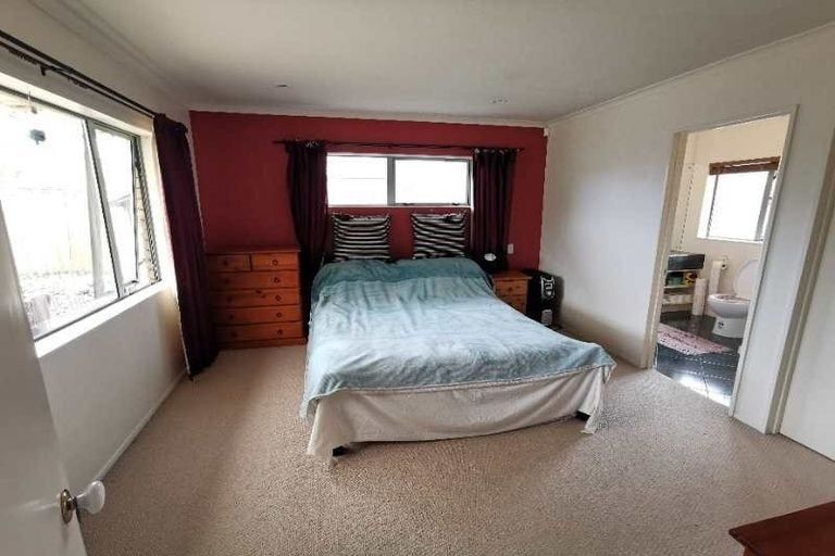 Photo of property in 17 Hillwell Drive, Henderson, Auckland, 0612