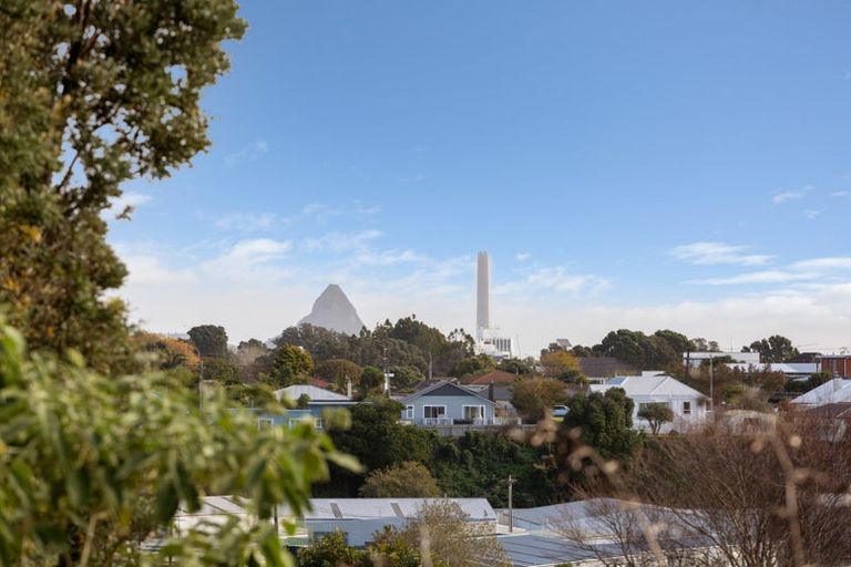 Photo of property in 31 Queens Road, Glen Avon, New Plymouth, 4312