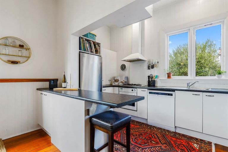 Photo of property in 28 Corson Avenue, Beckenham, Christchurch, 8023