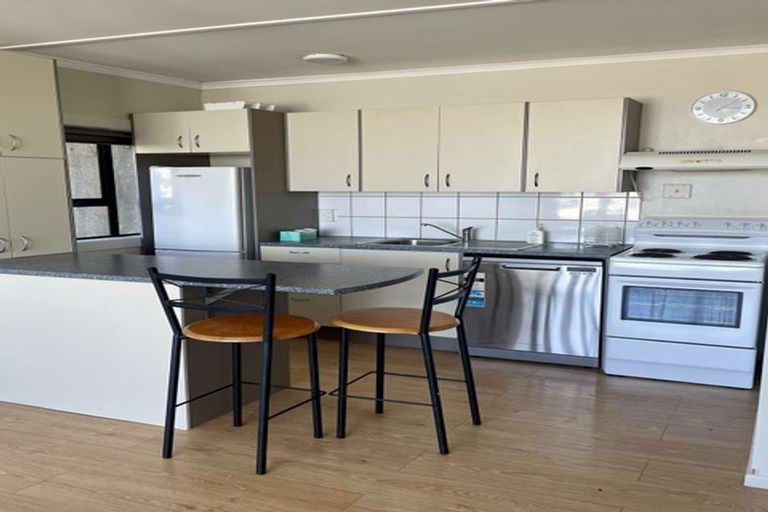 Photo of property in 2f4 Oriental Terrace, Mount Victoria, Wellington, 6011