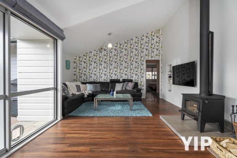 Photo of property in 8 Gow Street, Newlands, Wellington, 6037