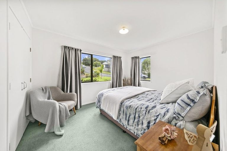 Photo of property in 22 Deverell Place, Northcross, Auckland, 0632