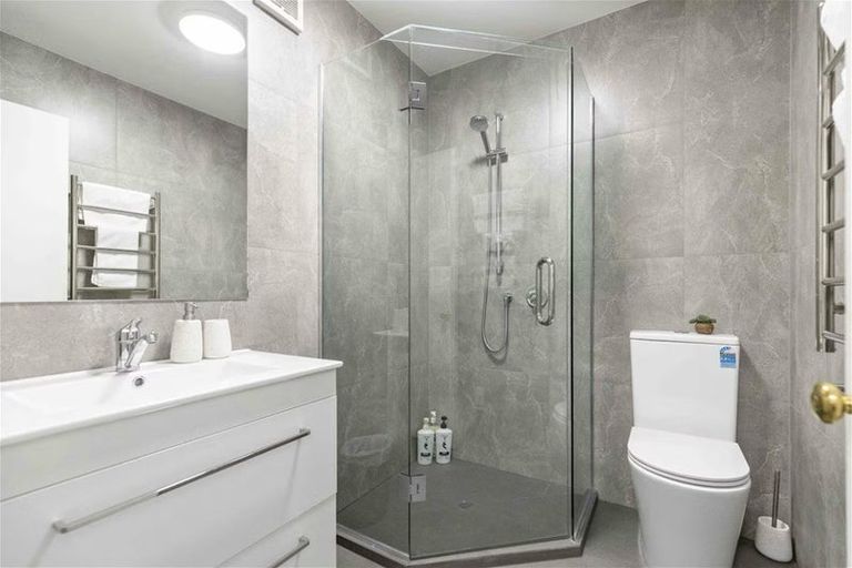 Photo of property in 39/37 Hallenstein Street, Queenstown, 9300