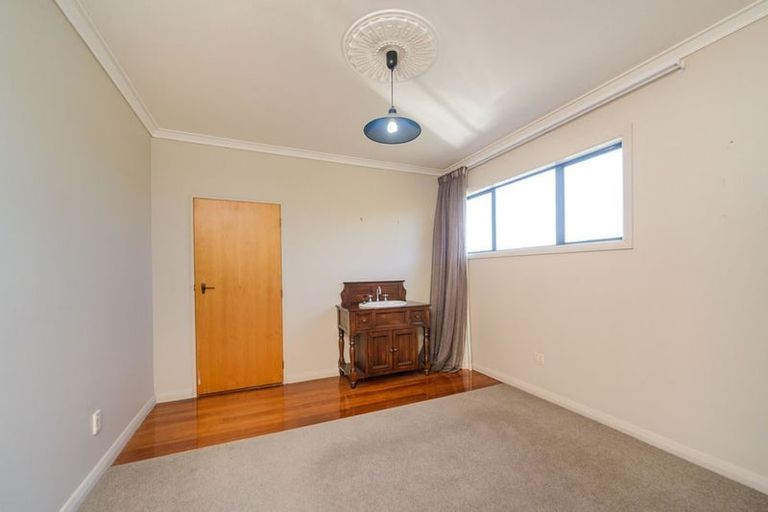 Photo of property in 12 Innes Place, Roslyn, Palmerston North, 4414