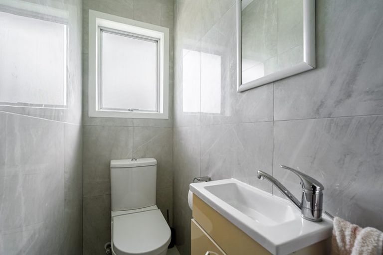 Photo of property in 52 Ayton Drive, Totara Vale, Auckland, 0629