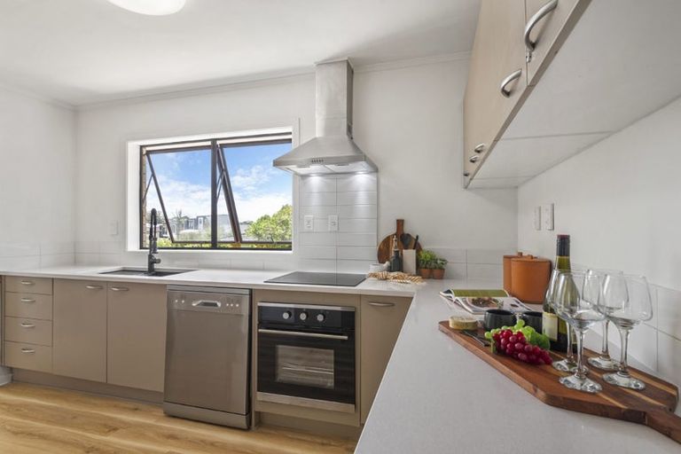 Photo of property in 254a East Coast Road, Forrest Hill, Auckland, 0620