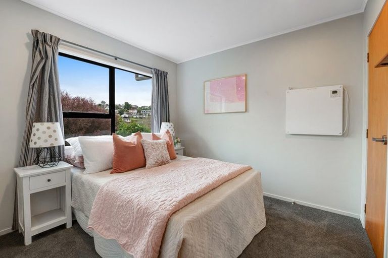 Photo of property in 2/15 Tetrarch Place, Totara Vale, Auckland, 0629
