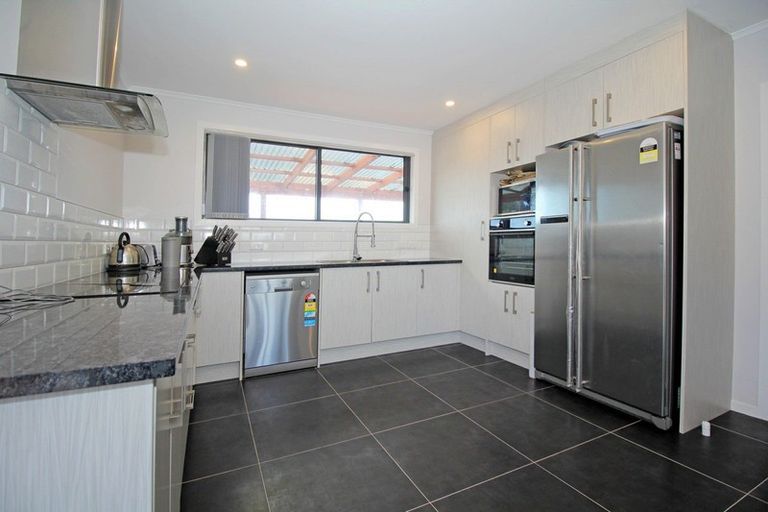 Photo of property in 9 Staverton Crescent, Mangere, Auckland, 2022