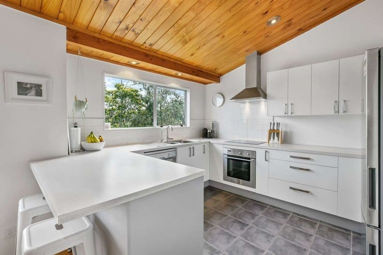 Photo of property in 8a Holiday Road, Stanmore Bay, Whangaparaoa, 0932