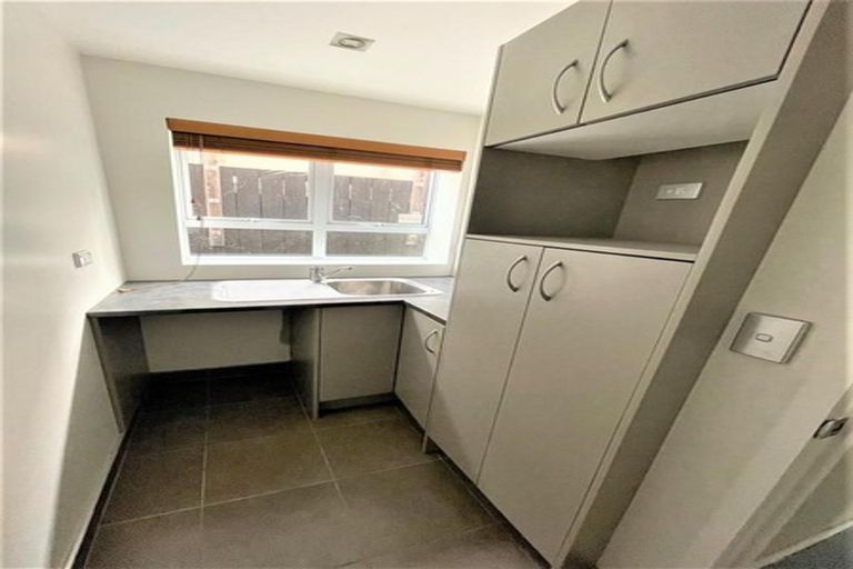 Photo of property in 17 Crompton Road, Massey, Auckland, 0614