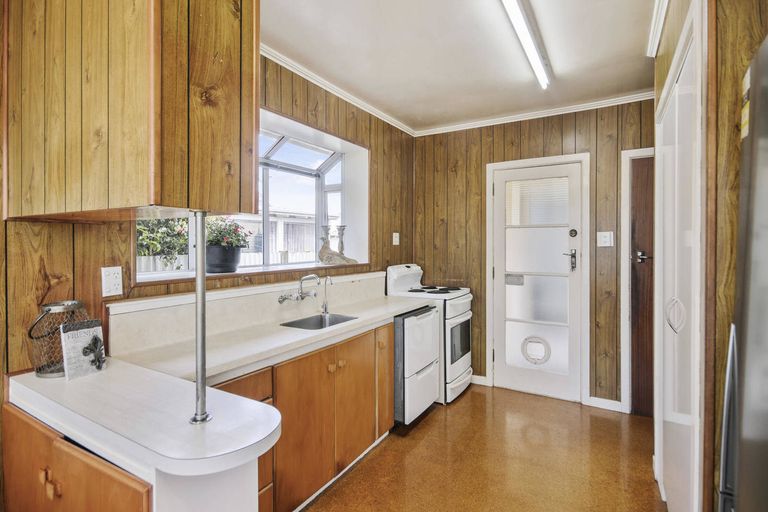 Photo of property in 20 Peachgrove Road, Te Atatu Peninsula, Auckland, 0610