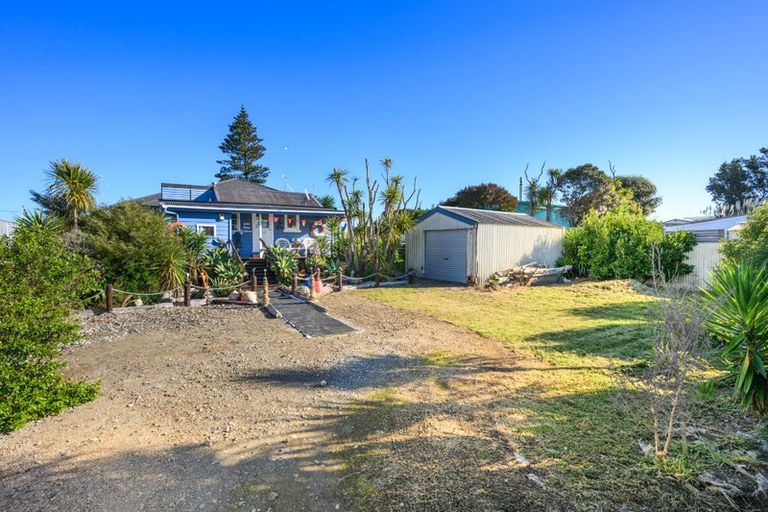 Photo of property in 15 Hall Place, Foxton Beach, Foxton, 4815