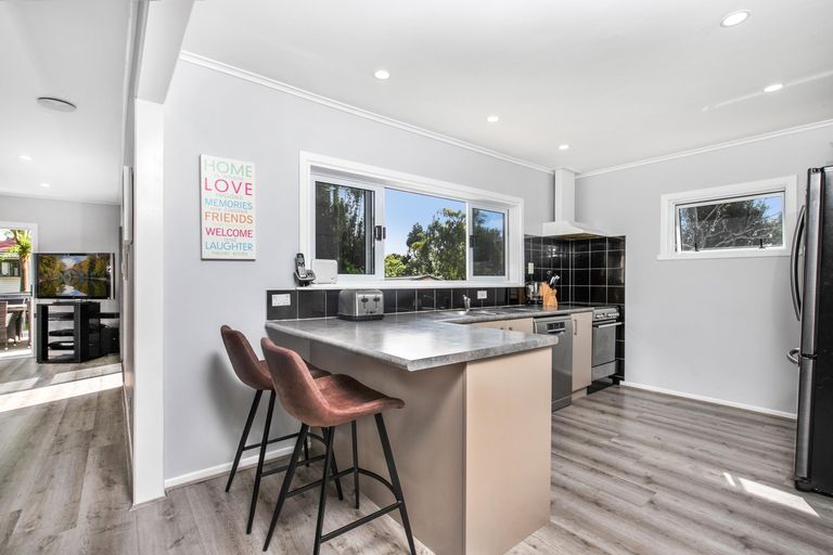 Photo of property in 34 Hallberry Road, Mangere East, Auckland, 2024