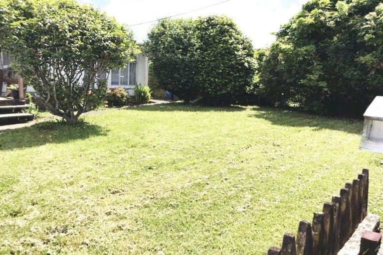 Photo of property in 31 Luckens Road, West Harbour, Auckland, 0618