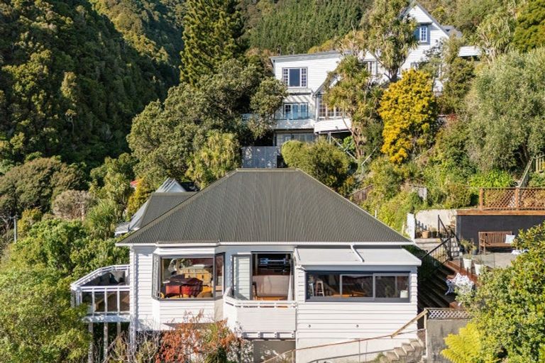 Photo of property in 32 Rona Street, Eastbourne, Lower Hutt, 5013