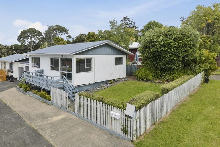 Photo of property in 42 Reynella Drive, Massey, Auckland, 0614