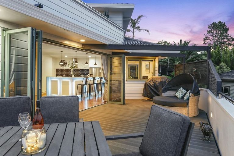 Photo of property in 11 Greenleaf Way, Northcross, Auckland, 0630