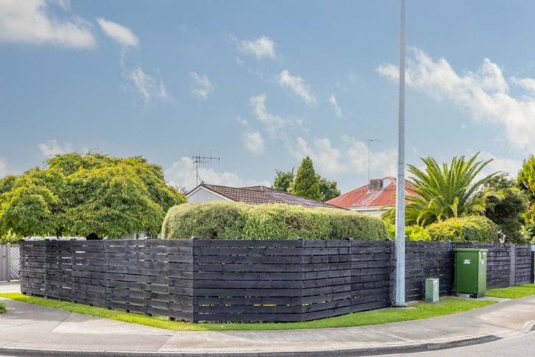 Photo of property in 2/306 Southland Road, Hastings, 4122